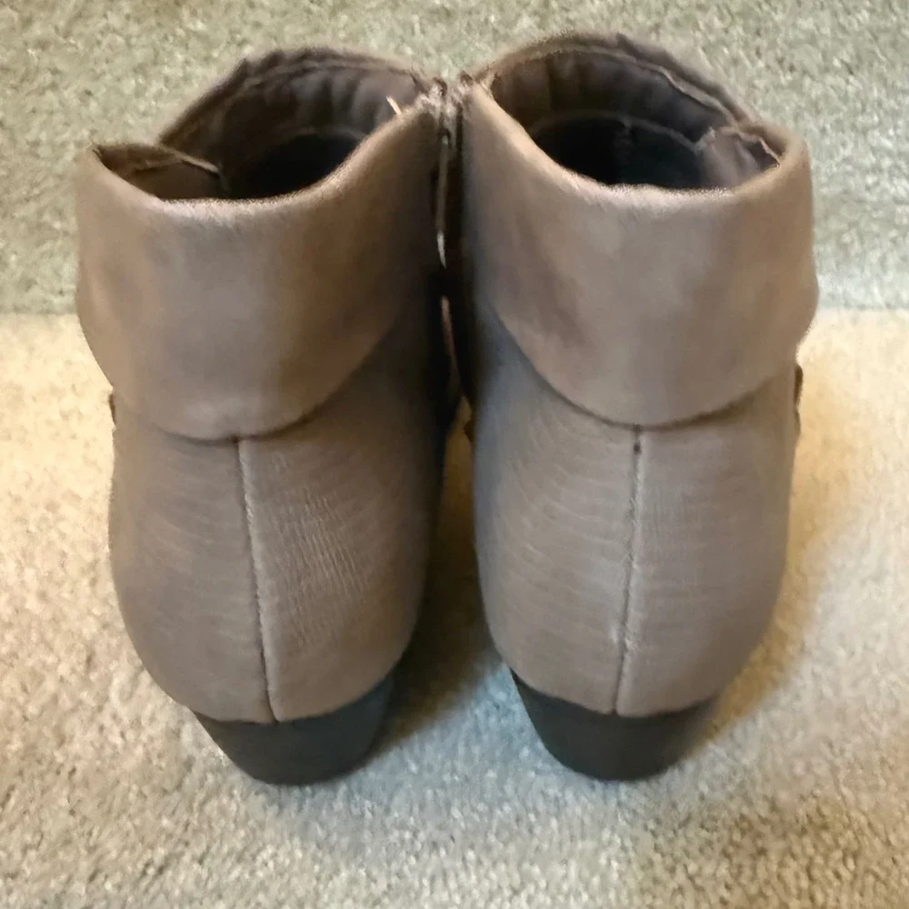 Kim Rogers Rachel Taupe Ankle Booties Faux Leather Stacked Heel Womens Size 8.5M